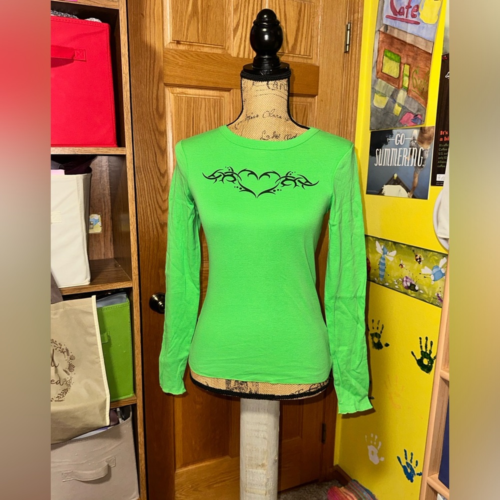 WILD FABLE💚✅NWT GREEN LONG SLEEVE GRAPHIC TEE